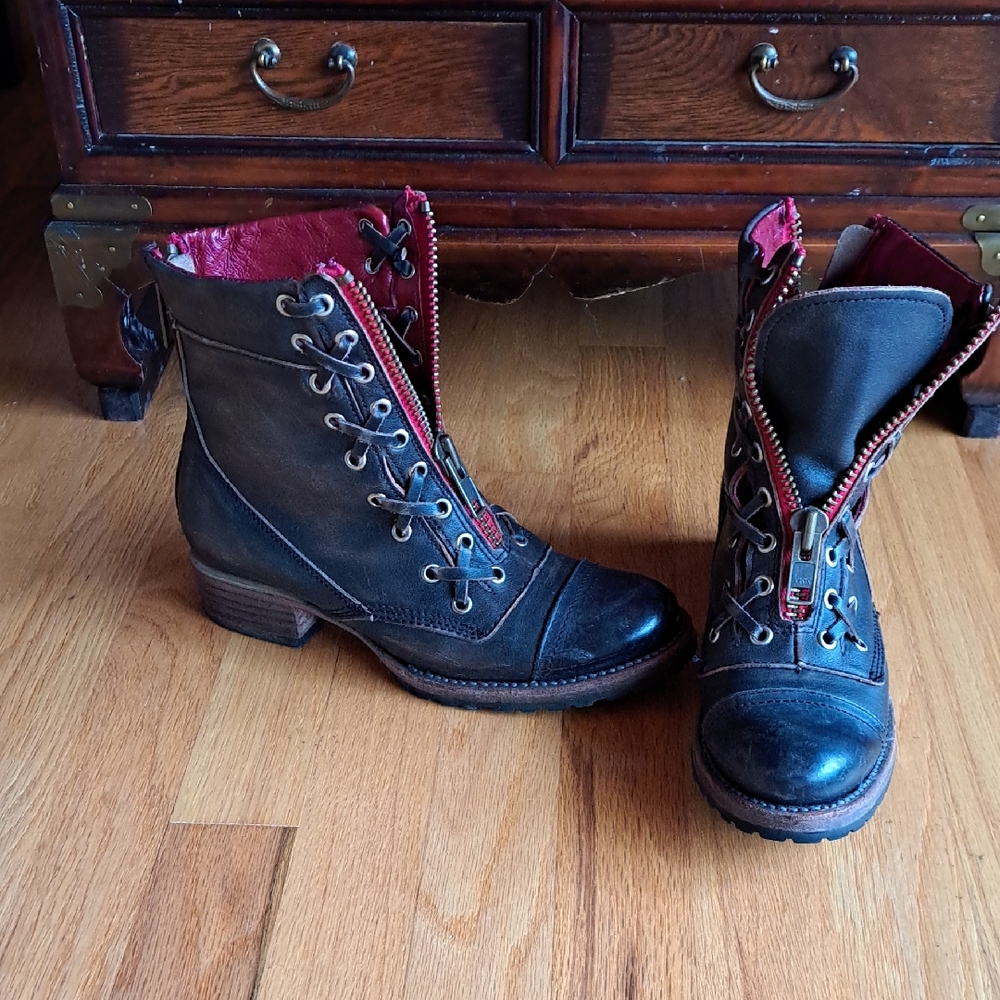 EUC Freebirds Liverpool Distressed Combat Boots With Funky Zipper Detail Size 7